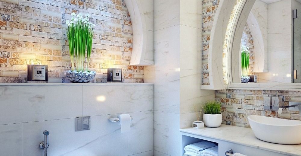 design clássico e iluminação indireta no banheiro hintzer: elementos curvos feitos de mármore
