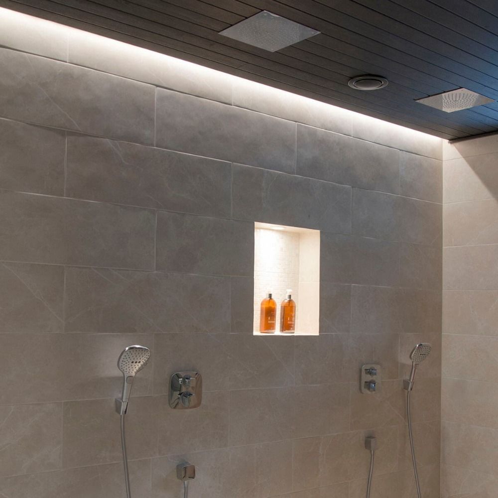 iluminação led indireta para o nicho de banho e teto do banheiro com dois chuveiros