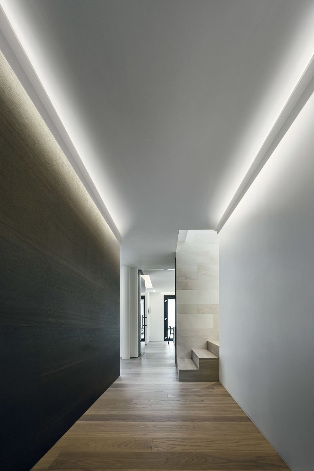 design minimalista e iluminação indireta no corredor no teto