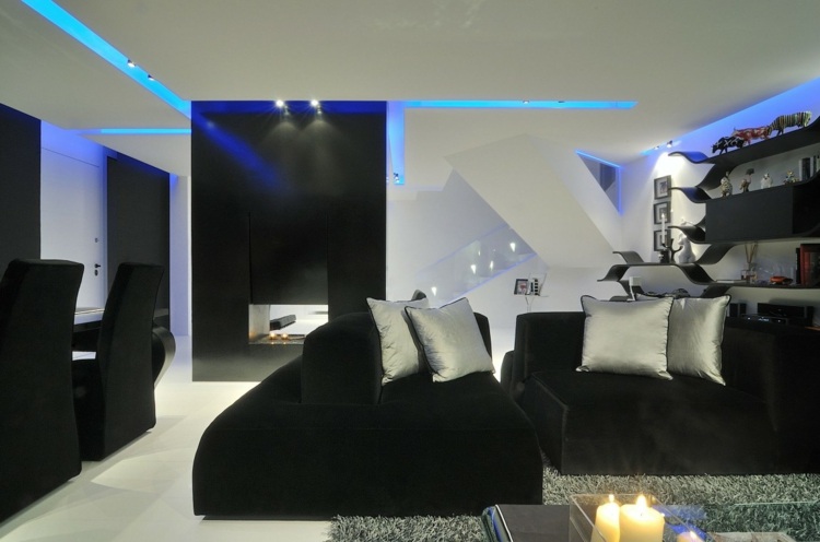 iluminação indireta em mobília azul sofá tapete preto cinza