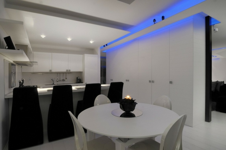 iluminação parede divisória da cozinha armário embutido branco ao redor da mesa de jantar
