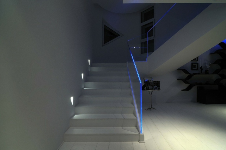 iluminação azul escada degraus brancos corrimão corredor de vidro
