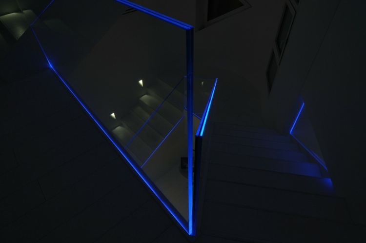 projeto de escada com iluminação de vidro corrimão azul