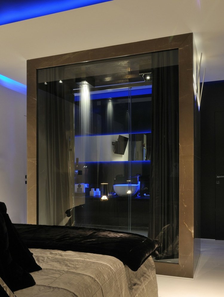 iluminação indireta azul cortina de vidro do banheiro preto