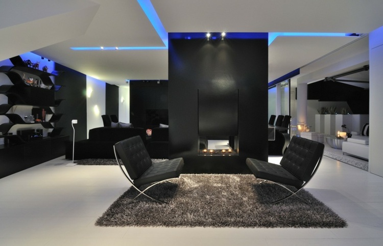 iluminação design azul lareira cadeiras carpete cinza azulejos brancos