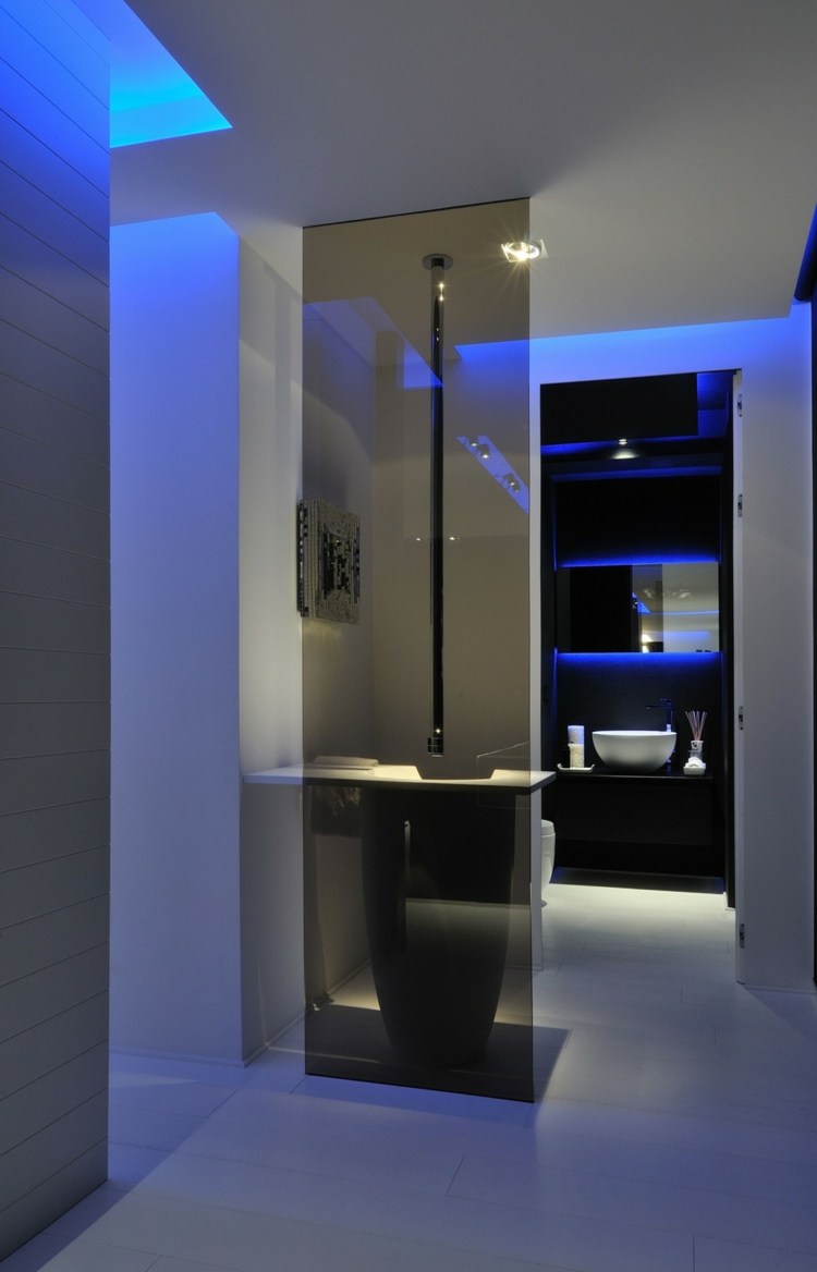 iluminação indireta azul wc design monocromático ideia