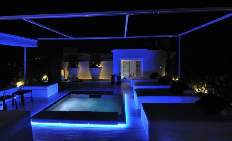 iluminação indireta no terraço azul com área de estar com hidromassagem