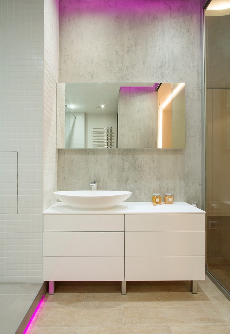 iluminação indireta-led-pequeno-banheiro-luz-violeta-teto-piso
