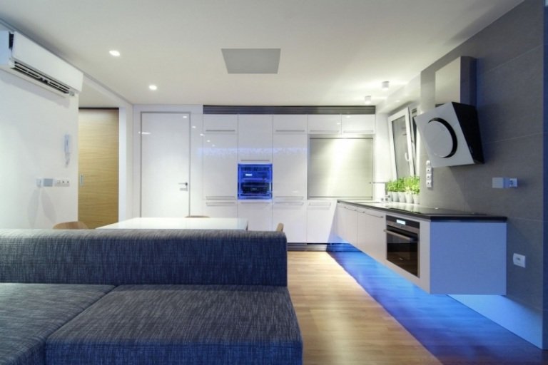 iluminação indireta-led-cozinha-sala-azul-led-tiras-branco-cozinha-barreiras