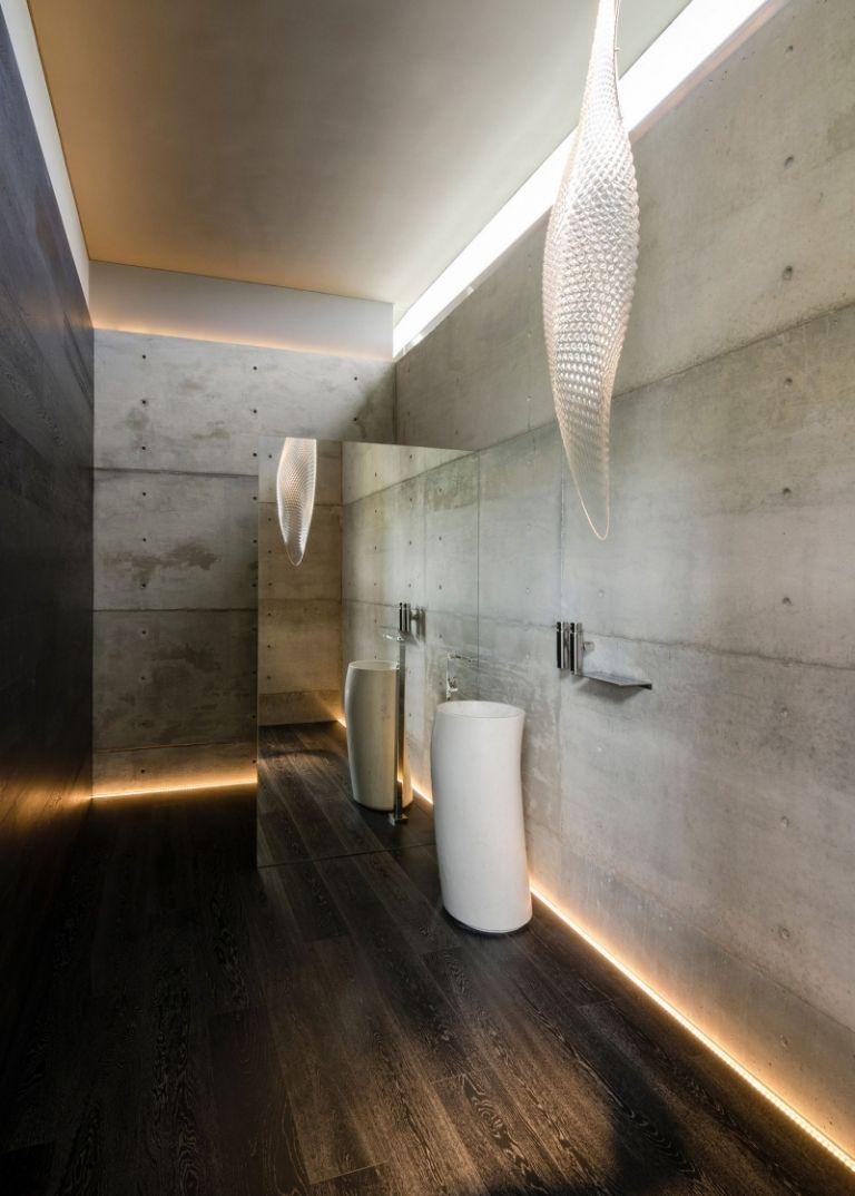 iluminação indireta-led-banheiro-piso-concreto-exposto-parede-painéis-coluna lavatórios