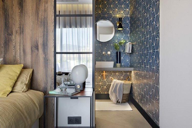 Banheiro com penteadeira em aparência de concreto e iluminação indireta