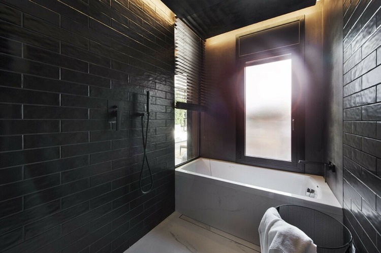 Banheiro elegante preto com banheira