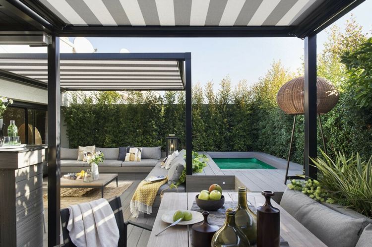 Sala de jantar com mesa de madeira e vista para a piscina