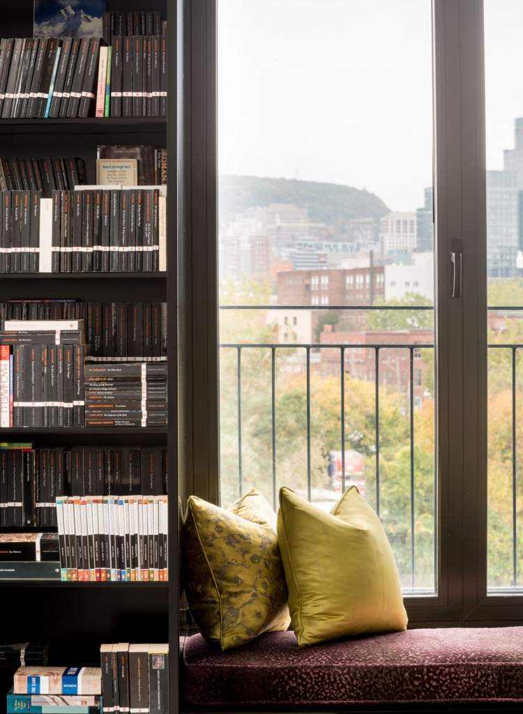 Industrial Chic -luxury-loft-apartamento-mobiliário-design-janela-janela-biblioteca parede
