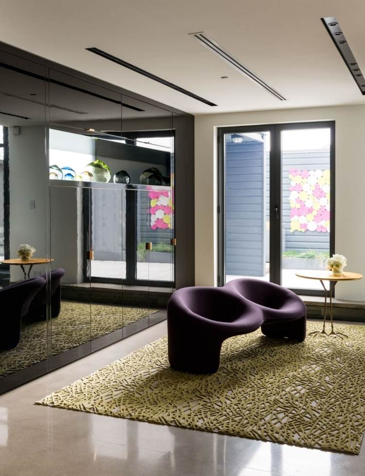 industrial-chique-luxo-loft-apartamento-sala-poltrona-design moderno-berinjela