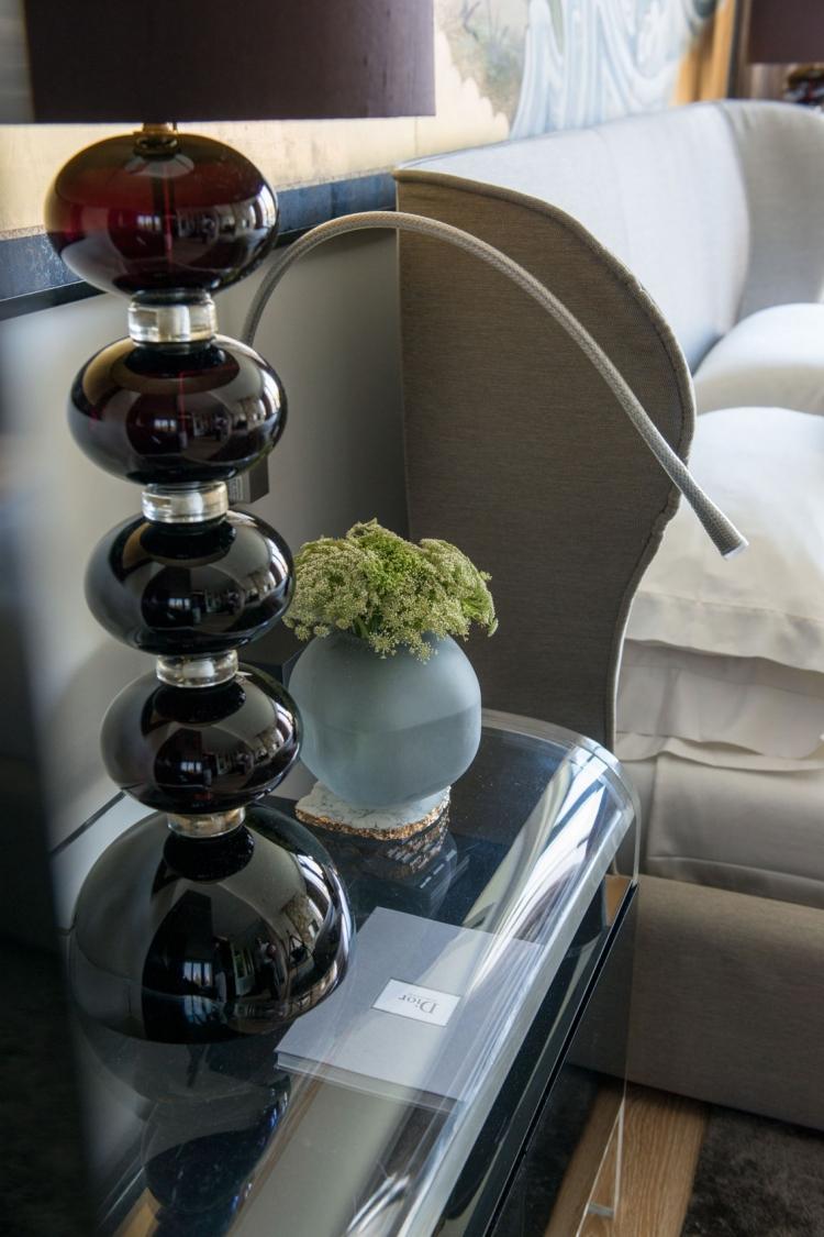industrial-chique-luxo-loft-apartamento-quarto-elegante-mesa de cabeceira-vidro