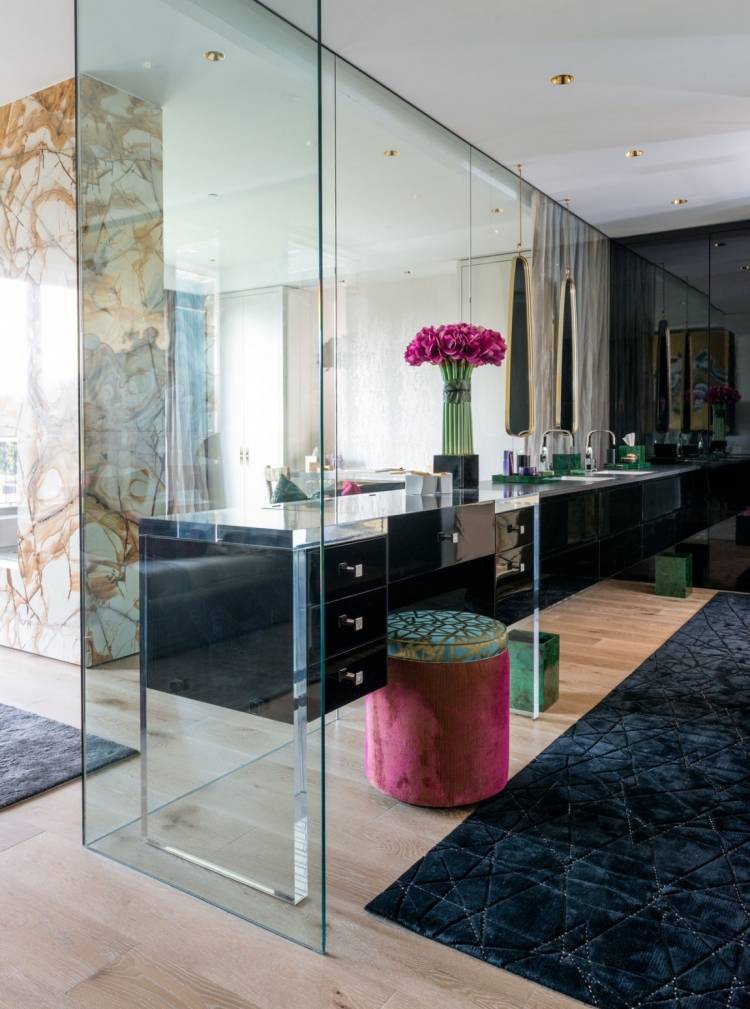 industrial-chique-luxo-loft-banheiro-parede de vidro-transparente-lavatório-preto-alto brilho