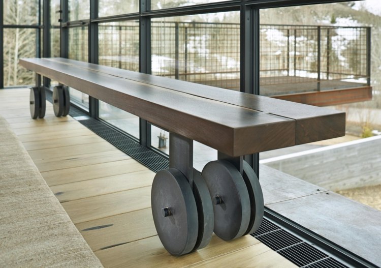 estilo industrial-móveis-banco-rodas-ventilação-janela-frente-sala de estar
