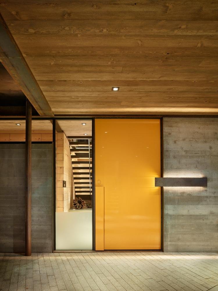 estilo industrial-móveis-entrada-cor-acento-amarelo-concreto-fachada-telhado