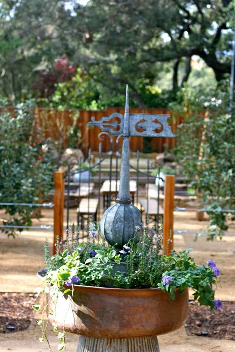 olhar industrial idéias de design de jardim dicas ferro indicador de vento combinação de vaso de flores
