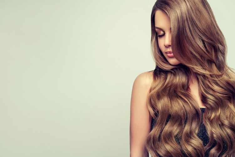 O óleo de gengibre nutre o cabelo, estimula o crescimento e impede a queda de cabelo