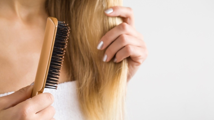 O óleo de gengibre pode ajudar na queda de cabelo, massageando a cabeça com ele