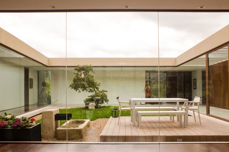 Divisória de vidro-interior-jardim-luxo-casa-jardim-zen-área de jantar-exterior