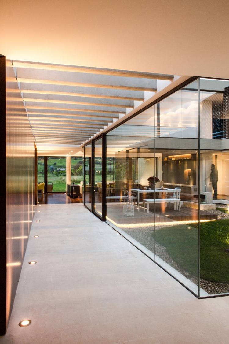 divisória de vidro-interior-jardim-luxo-casa-indireta-iluminação-manchas-moderna #