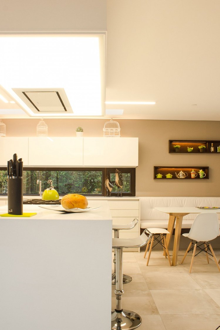 casa-luxo-moderna-cozinha-branca-iluminação indireta