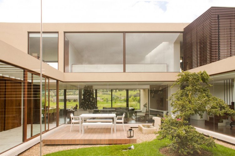 Jardim interno atrás da divisória de vidro -luxury-house-zen-garden-modern-design