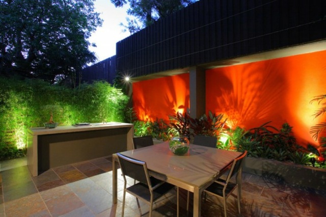 Iluminação de quintal de ideias com tela de privacidade verde parede laranja