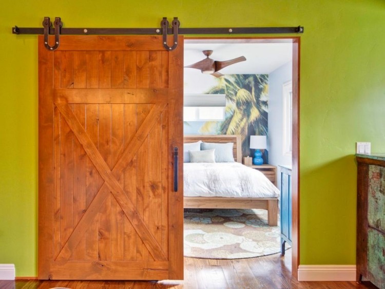 Interior-portas-madeira-verde-quarto-economia de espaço