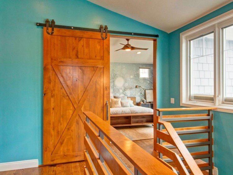 Portas interiores-madeira-azul-parede-aparência de madeira de carvalho