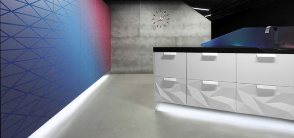 projeto Artica decoração de parede azul roxo armário de cozinha branco
