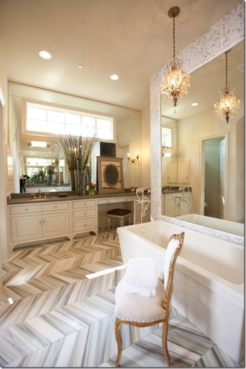 Banheiro luxuoso com piso de mármore