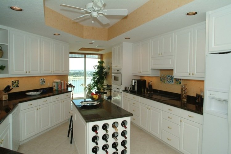 porta vinho cozinha redonda aberturas ideia cozinha ilha branca cor da parede salmão