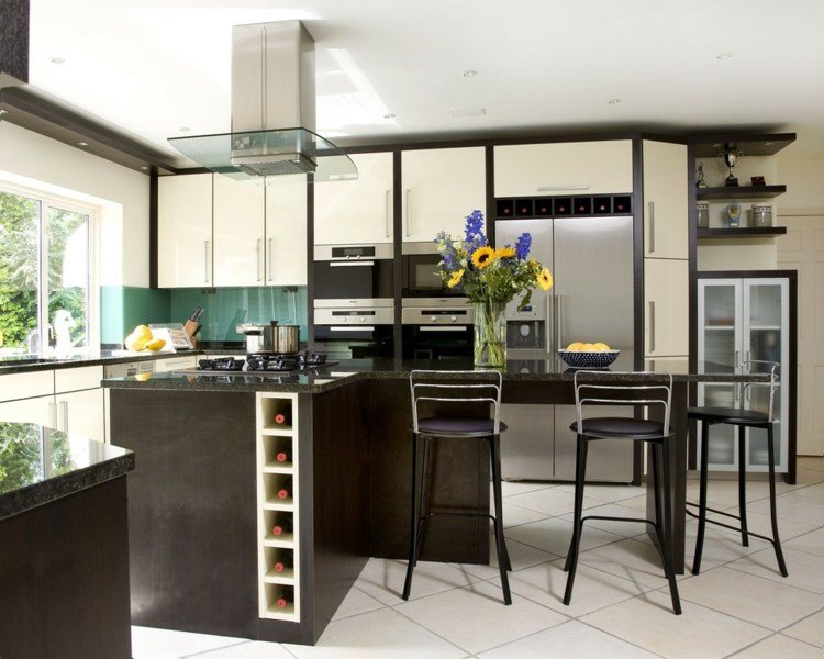 vinho rack na cozinha estreita cores contrastantes cadeiras de bar preto e branco