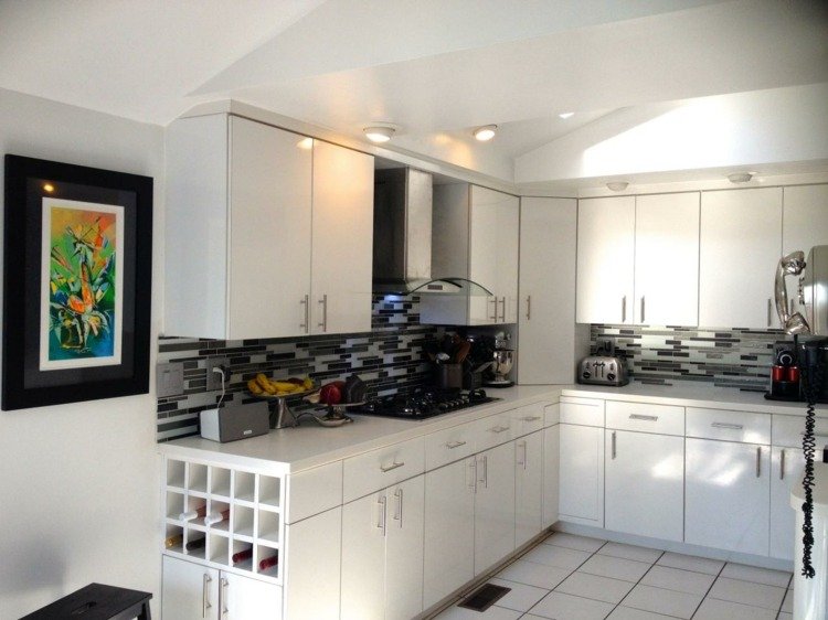 vinho rack cozinha espelho branco com azulejos cinza nuances mosaico estreito