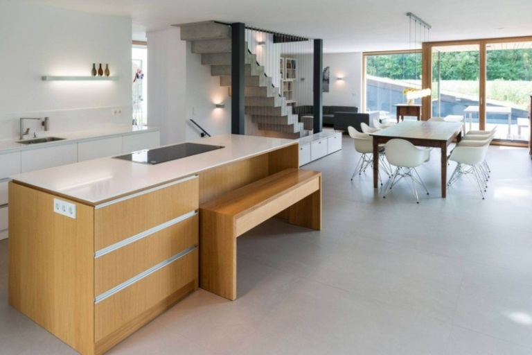 interior feito de madeira e concreto ilha de cozinha banco claro piso cinza