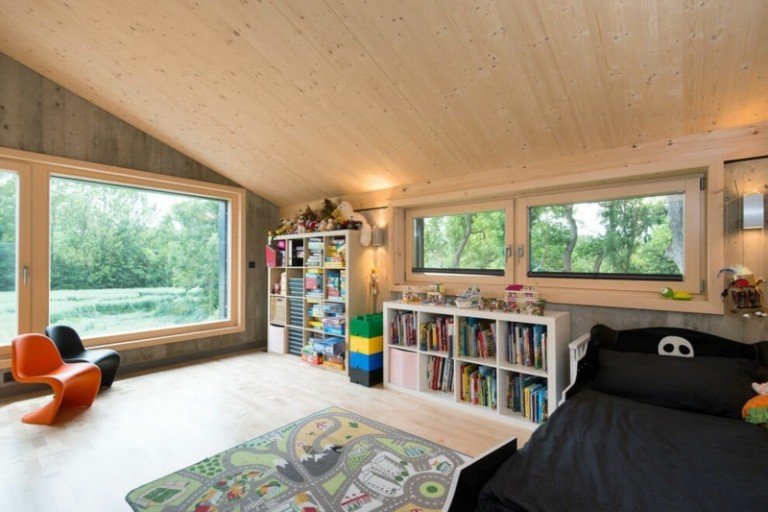 interior de madeira, concreto, quarto infantil, telhado inclinado, prateleiras de cama laminado