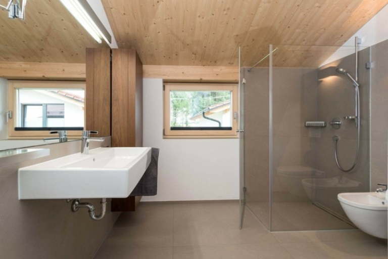 interior de madeira, concreto, azulejos inclinados de vidro, chuveiro, armário grande, pia