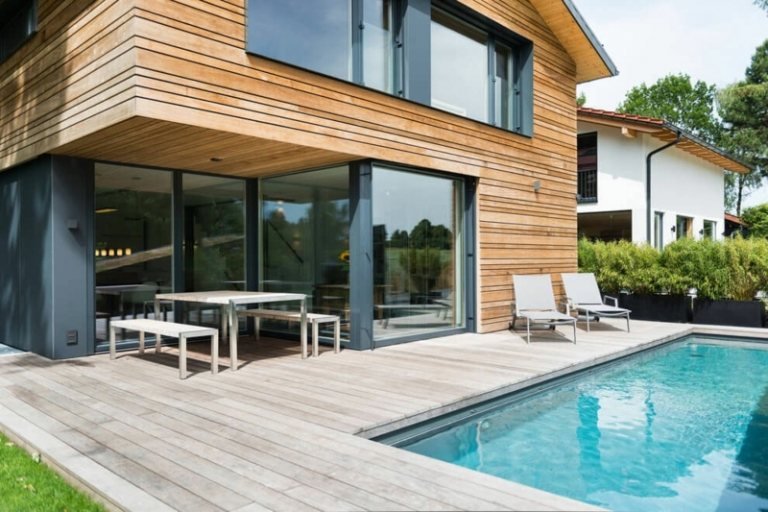 piscina interior de madeira e concreto janela moderna cerca viva