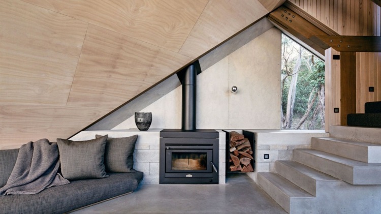 lareira sala de estar conforto interior chaminé escada de concreto madeira