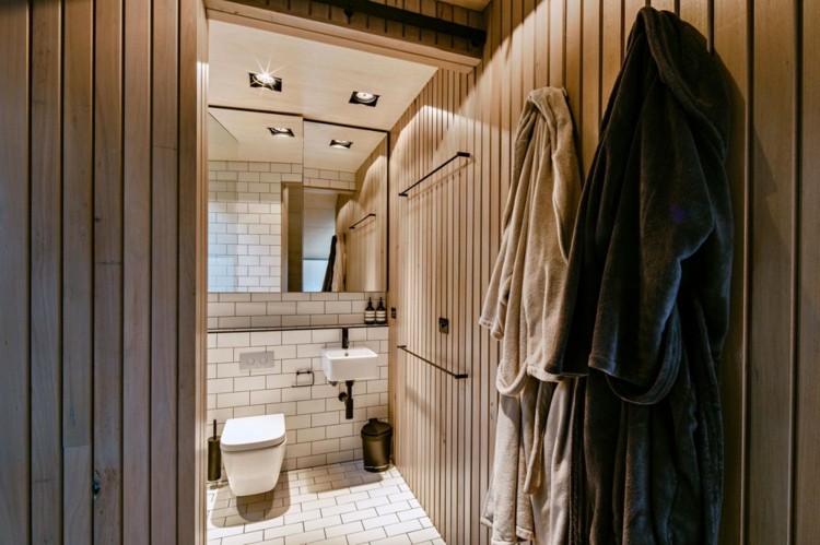 banheiro de madeira revestimento de parede de azulejos interior roupão de banho espelho