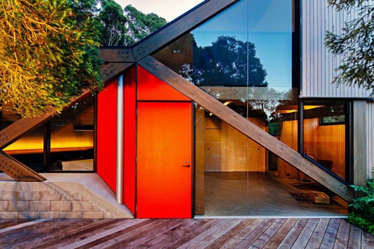 porta de entrada de vidro vermelho revestimento de parede de madeira design exterior