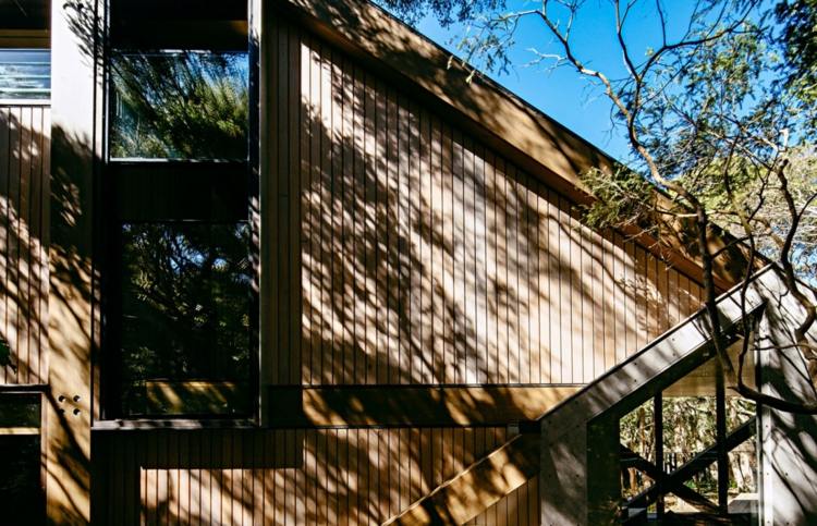 fachada cabana painéis de madeira arquitetura moderna paisagem florestal