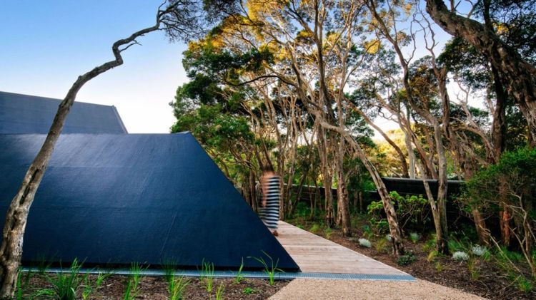 interior de cabana de floresta com telhado preto feito de madeira e concreto