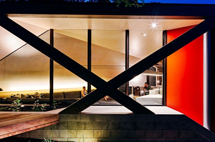 projeto externo vigas de madeira janela vermelha bangalô de concreto