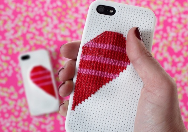 capa-de-borracha-branco-iphone-decorar-coração-motivos-costurar