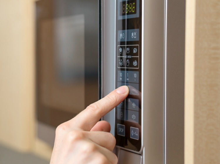 microondas perigoso ou saudável com botões digitais definidos para cozinhar ou aquecer